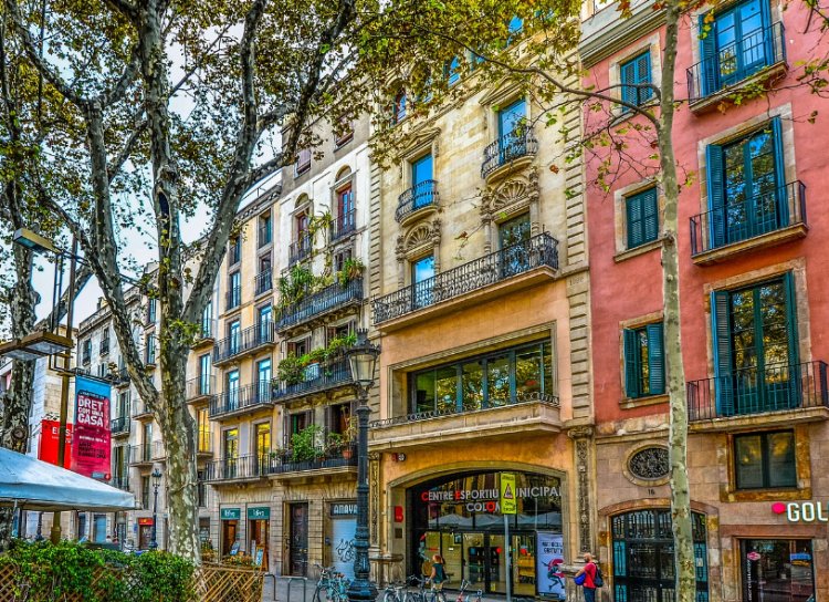 Experience the Magic of Barcelona City Tours in Spring: A Guide for British Explorers