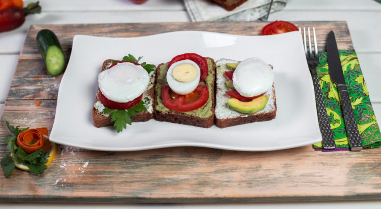 Elevate Your Morning: Homemade Toasts with Fried Egg, Bacon, Avocado, Lettuce, and Chive