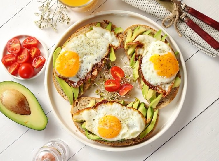 Vibrant Morning Delight: Avocado, Fried Egg, and Cherry Tomato Sandwich for a Healthy Start