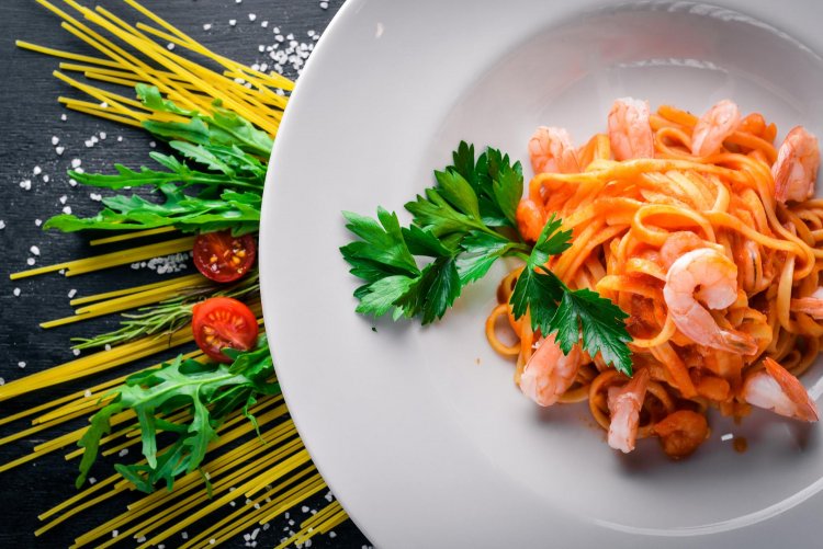 Enhancing Flavor and Nutrition: Fresh Parsley in Shrimp Pasta