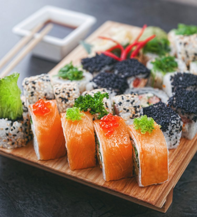  Delicious Salmon Sushi Rolls with Fresh Onion Chives: A Culinary Delight
