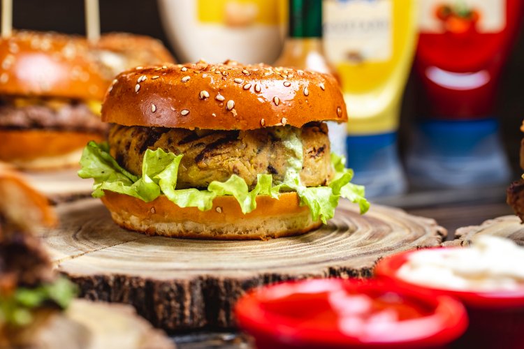  Summertime Delight: Crafting the Perfect BBQ Burger at Home with a Touch of KFC Inspiration